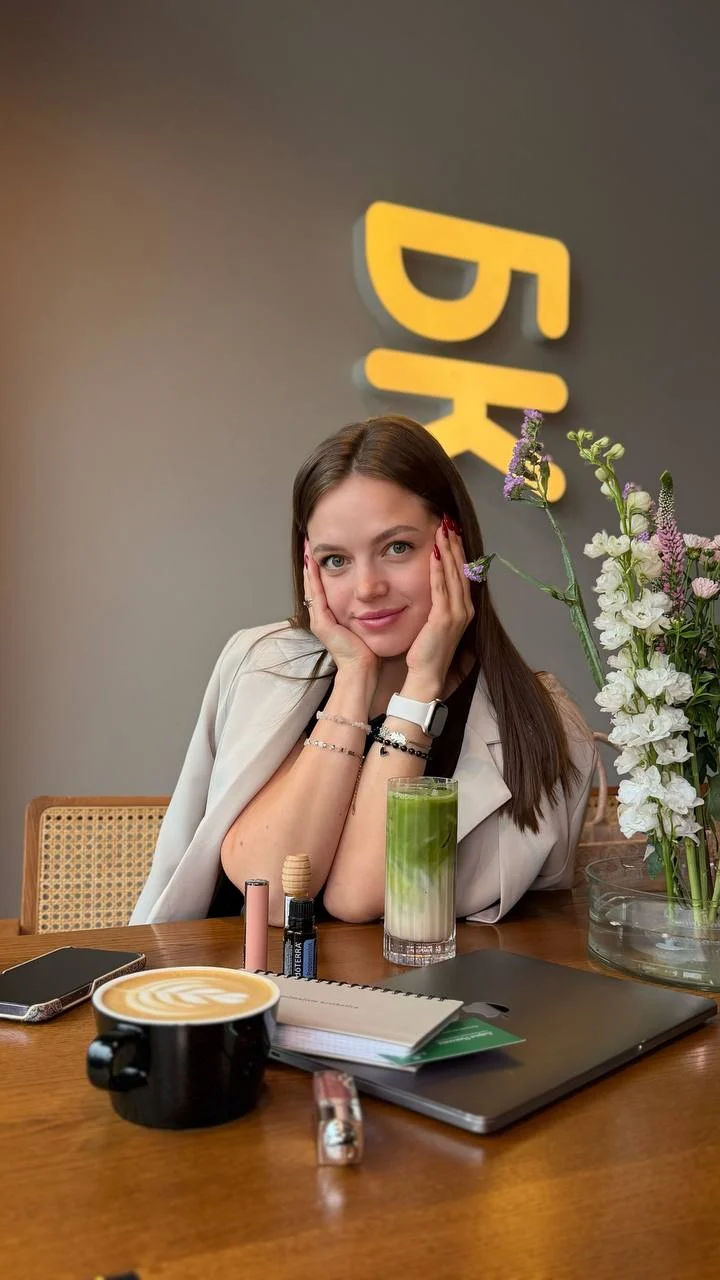 Дарья Павлова за рабочим столом